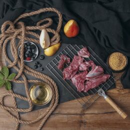 Liebesgut Hundenassfutter Sensitiv Hirsch mit Bio-Obst und Bio-Hirse 6x400g