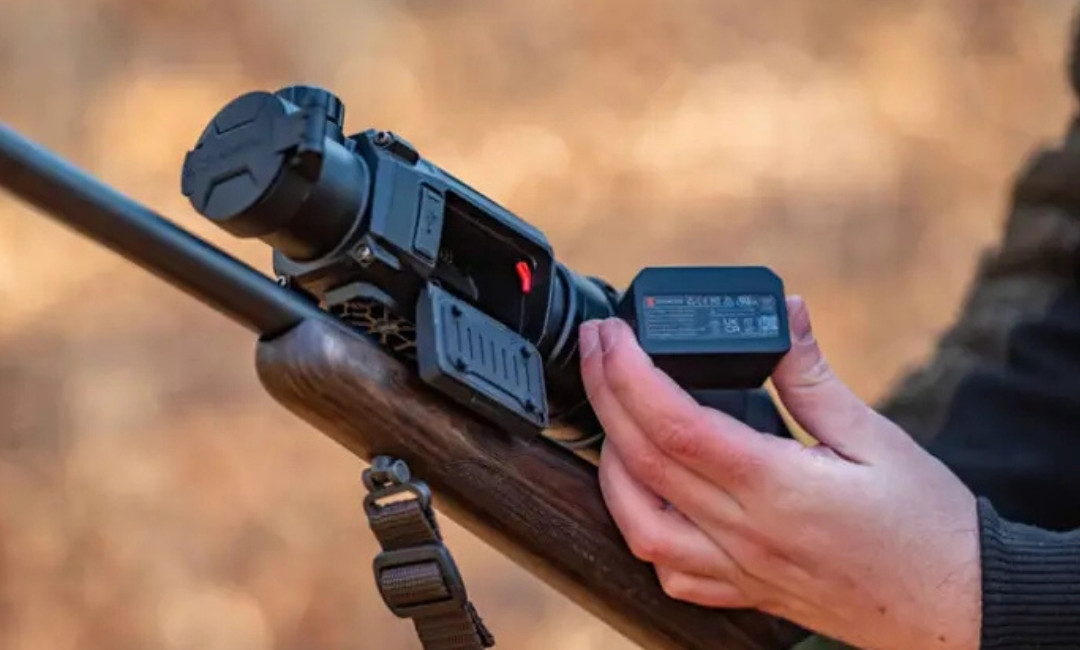 Wärmebildkamera als Vorsatzgerät mit Adapter am Zielfernrohr montiert