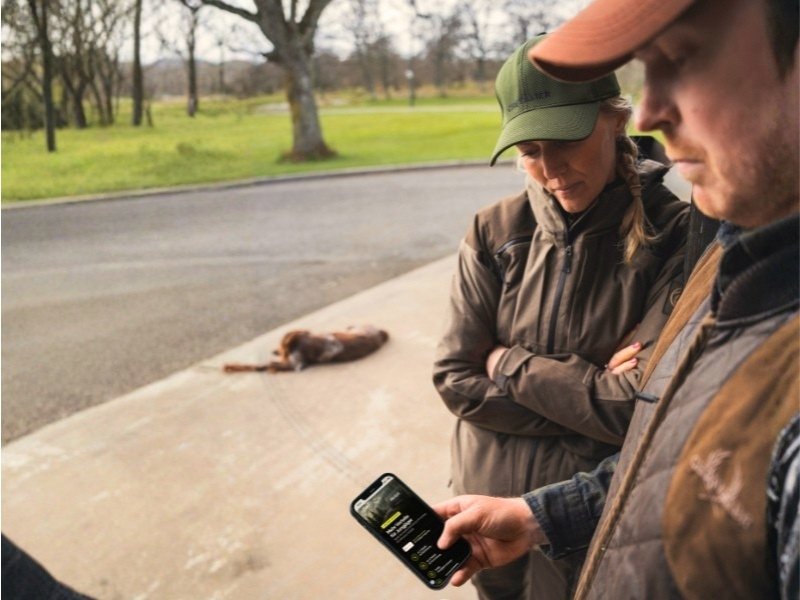 Jungjäger betrachten gemeinsam Informationen auf einem Smartphone