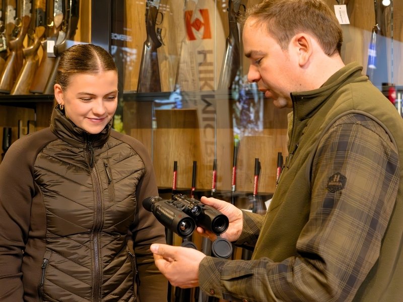 Persönliche Beratung einer Jungjägerin zu Fernglas und jagdlicher Ausrüstung im Jagdwelt24 Store