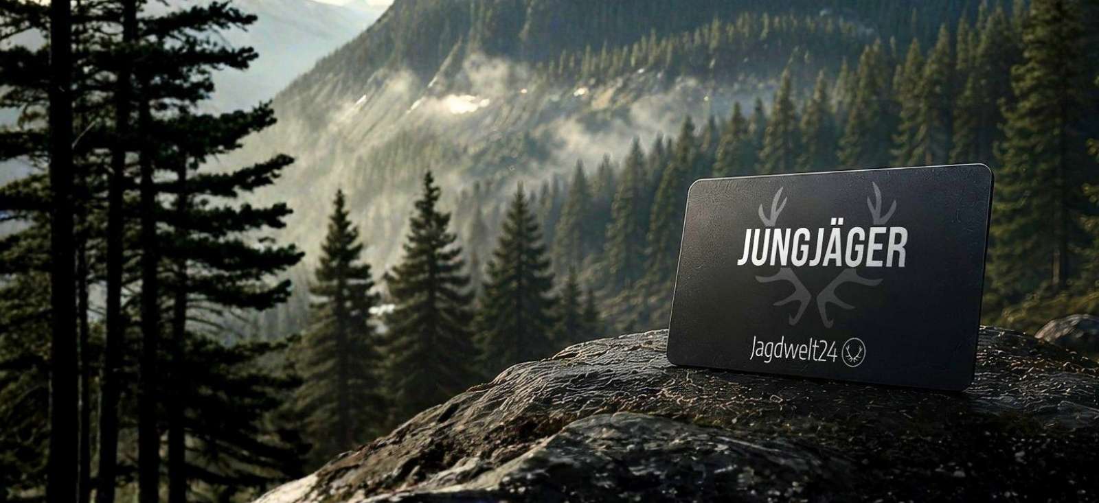 Jungjäger Karte des Jagdwelt24 Jungjäger Programms vor einer Berg- und Waldlandschaft