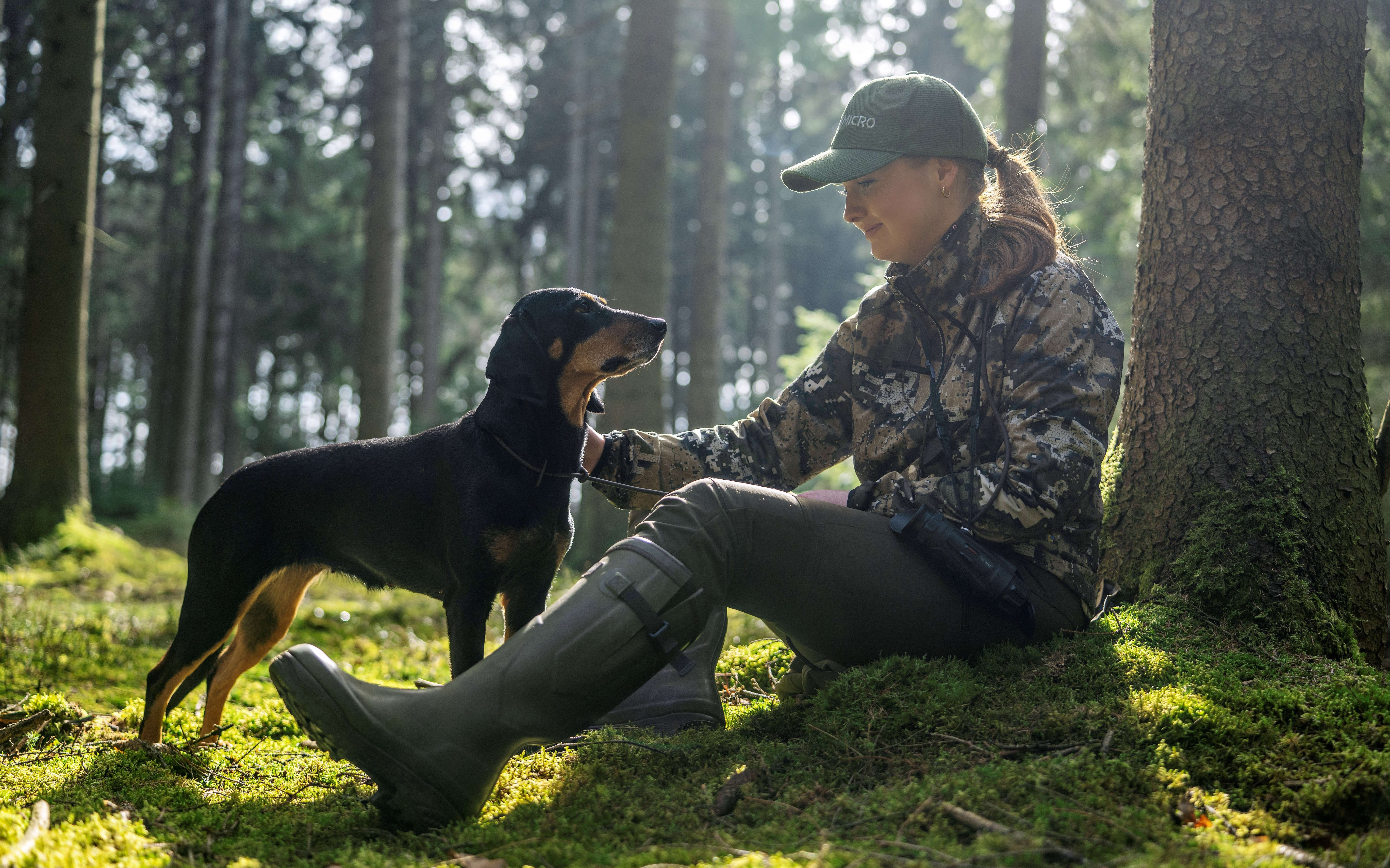 Jägerin mit Hund im Revier