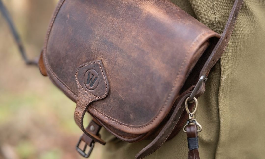 Detailaufnahme: Leder mit Prägung und sauberer Verarbeitung