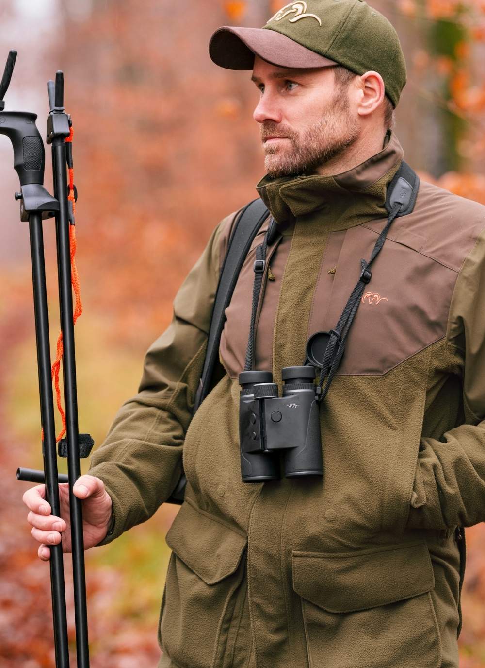 Blaser Jagdoptik mit Fernglas im Revier