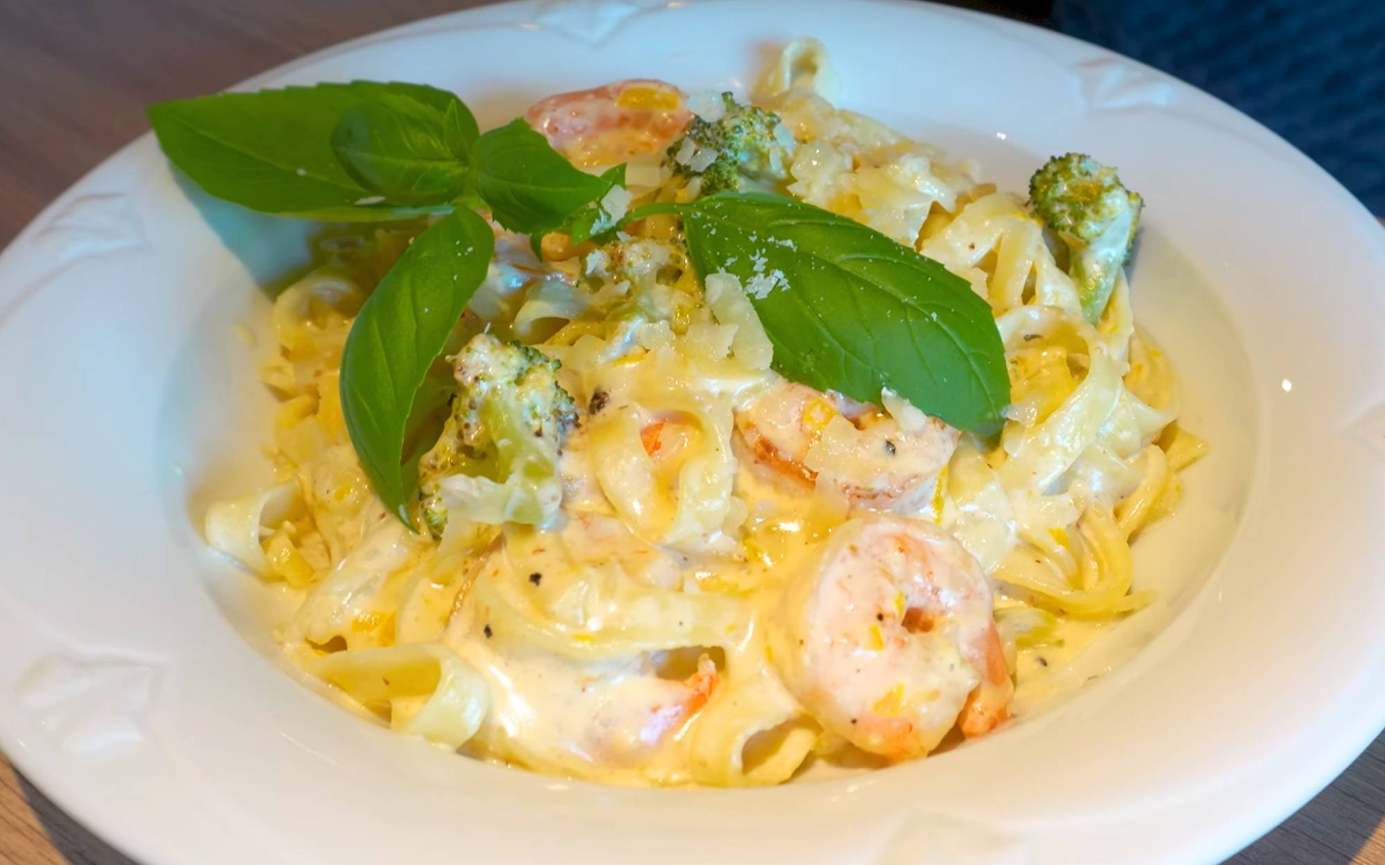 Cremige Pasta mit Garnelen, Brokkoli, Parmesan und frischem Basilikum im Waidmanns