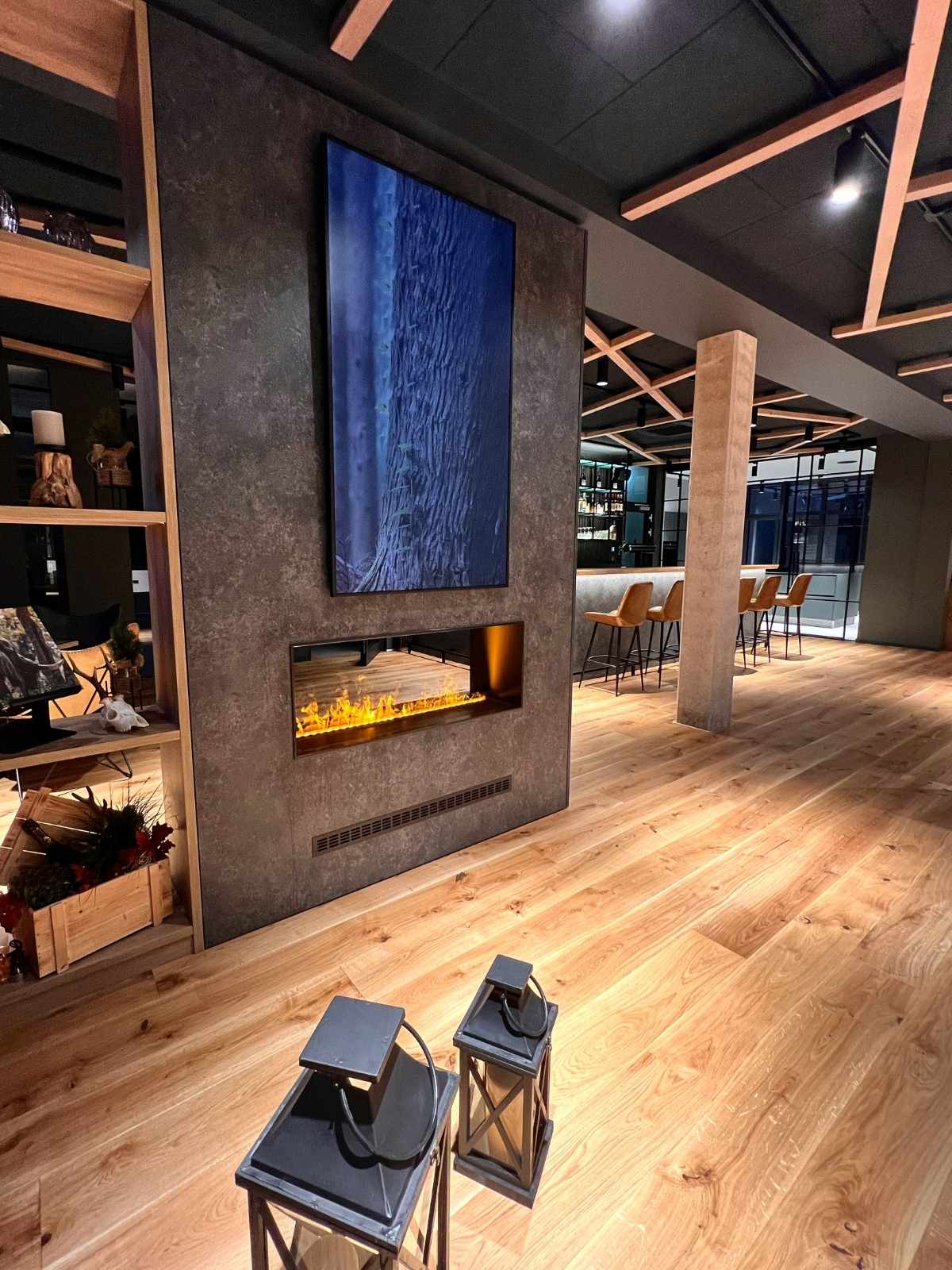 Modernes Ambiente im Waidmanns mit Kamin, Bar und warmem Holzinterieur