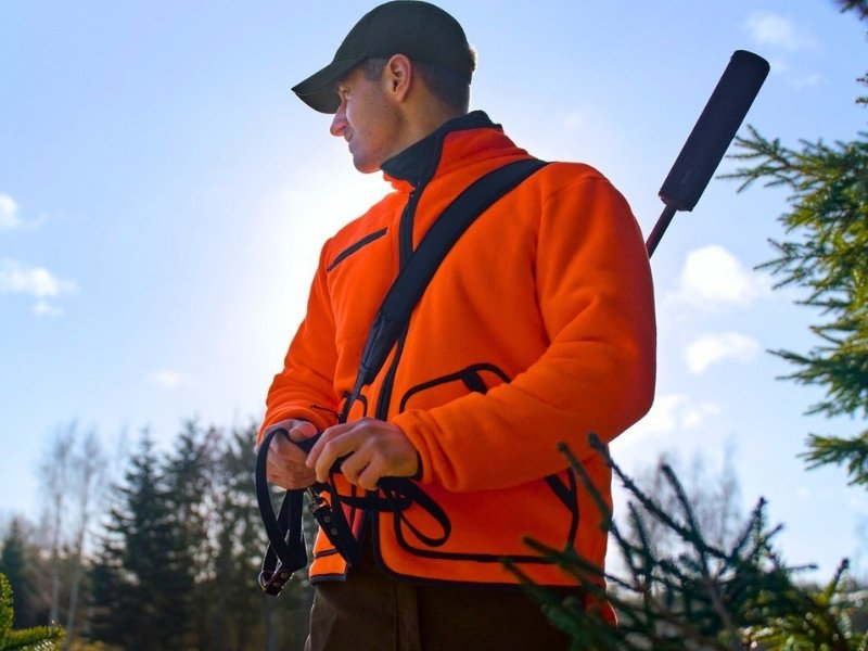 Jäger in Signaljacke bei der Jagd
