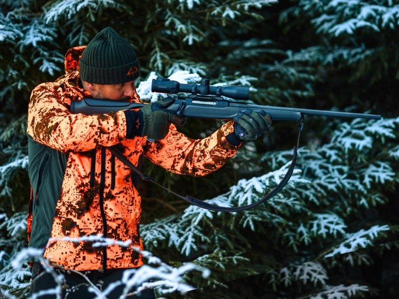 Jäger mit Signaljacke in Anschlagposition
