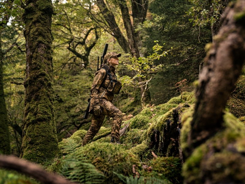 Tarnung und Jagdbekleidung für die Blattjagd im Waldrevier
