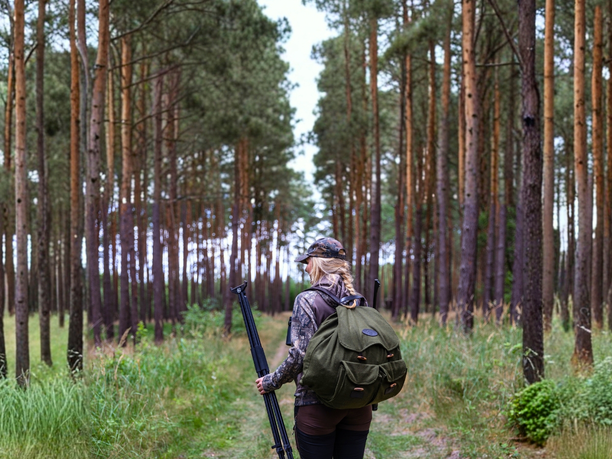 Jäger mit Zielstock während der Blattjagd im Feldrevier