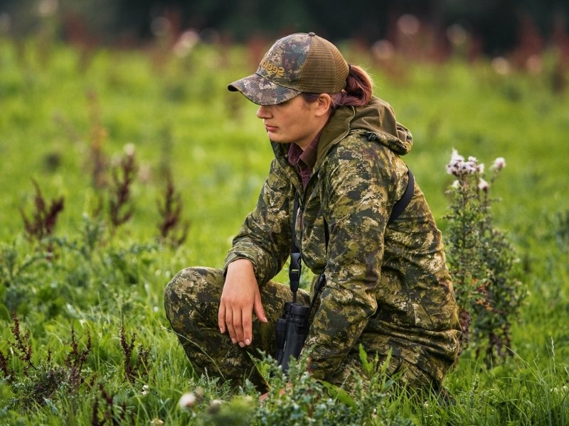 Tarnung und Jagdbekleidung für die Blattjagd