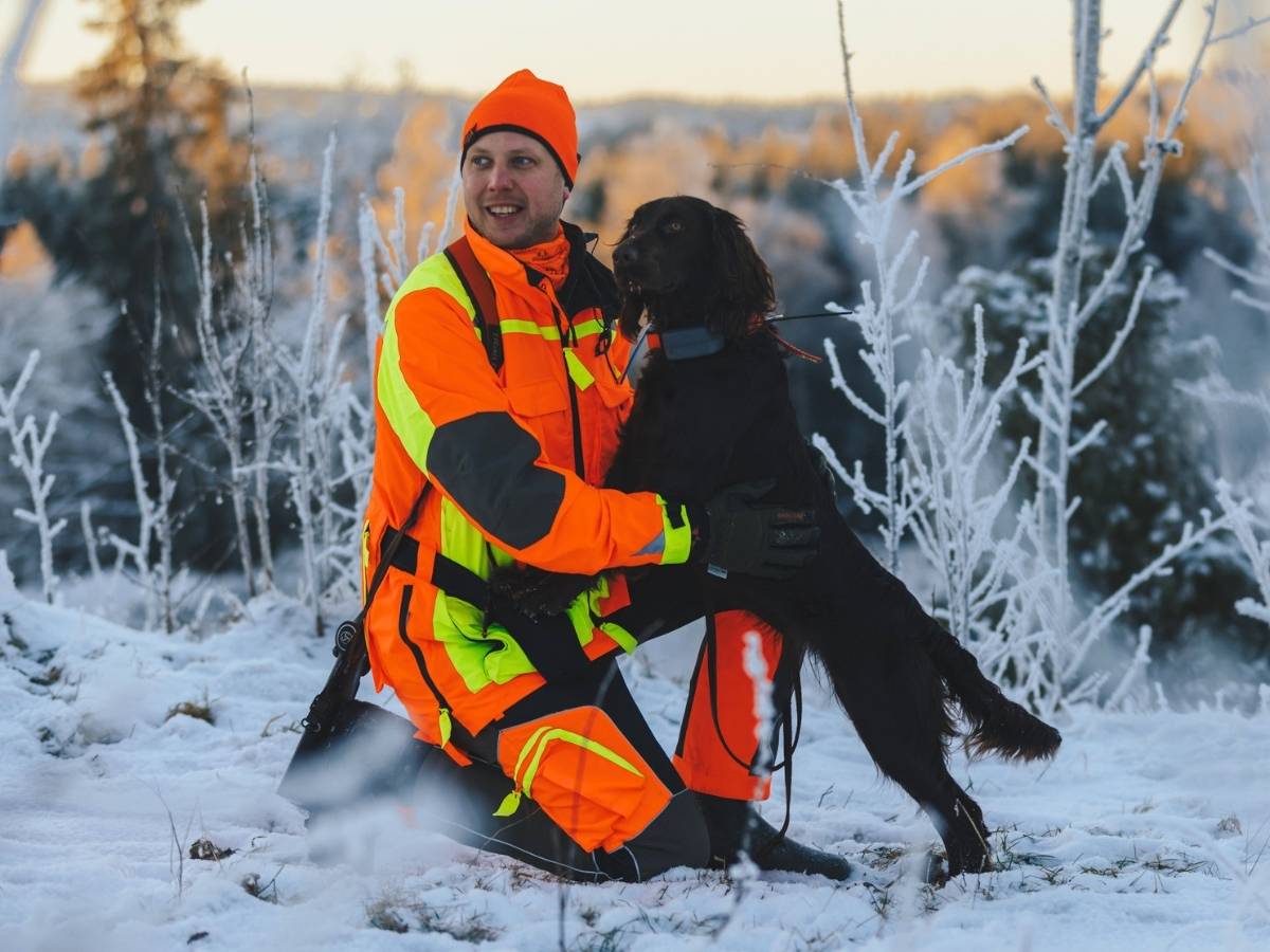 Hundeführer mit Jagdhund bei winterlichen Bedingungen