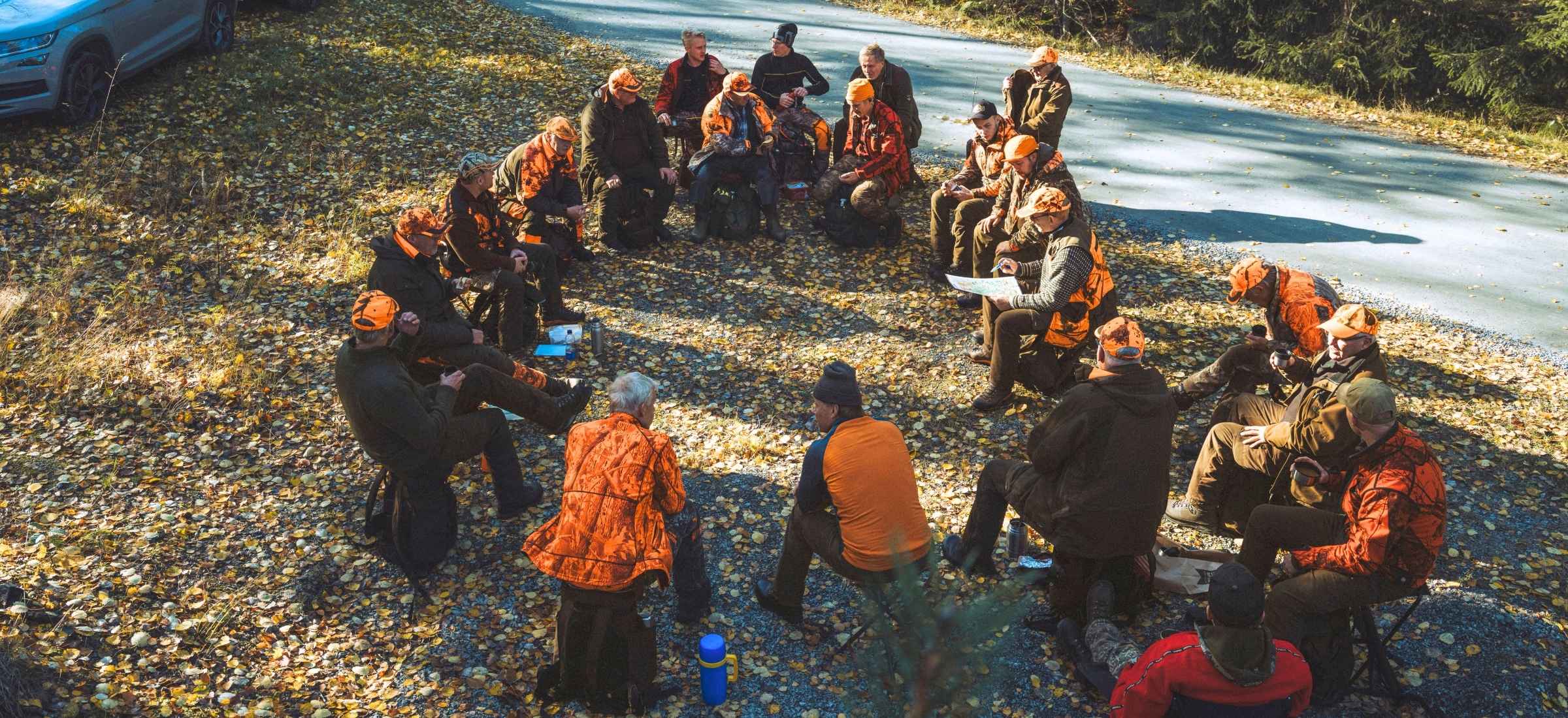 Jagdgesellschaft bei der gemeinsamen Vorbereitung auf eine Drückjagd
