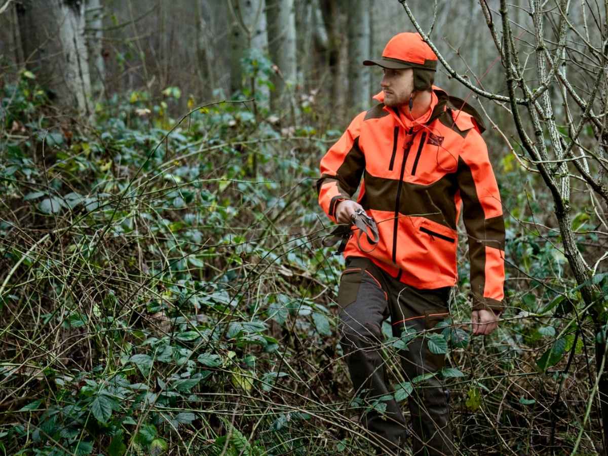 Treiber in Signalbekleidung im dichten Bestand