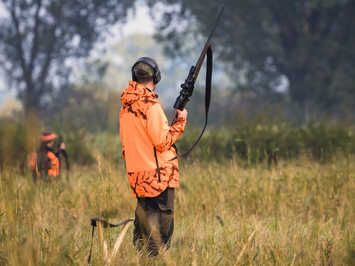 Jäger mit Jagdausrüstung bei einer Treibjagd