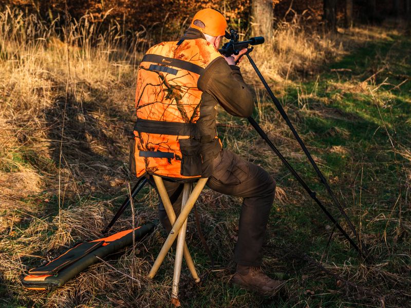 Jäger mit Sitzstock bei der Treibjagd