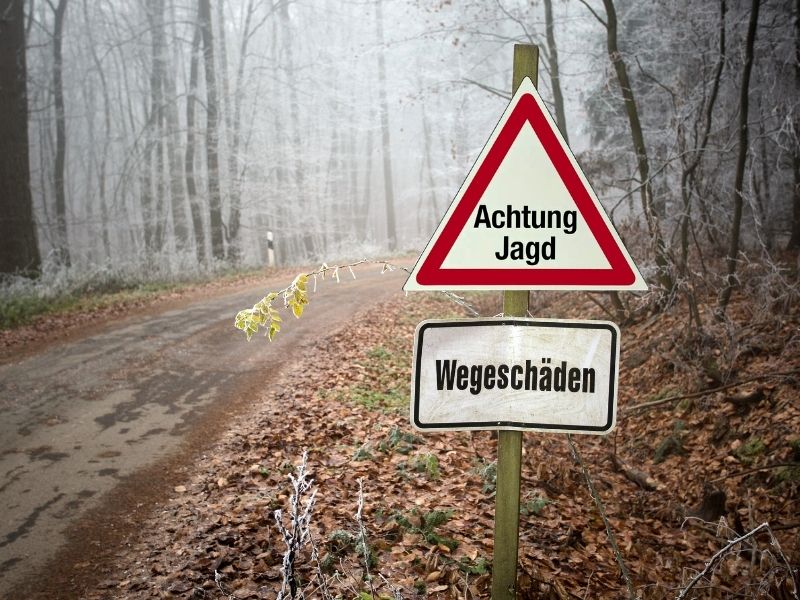 Warnschild Achtung Jagd an einem Waldweg