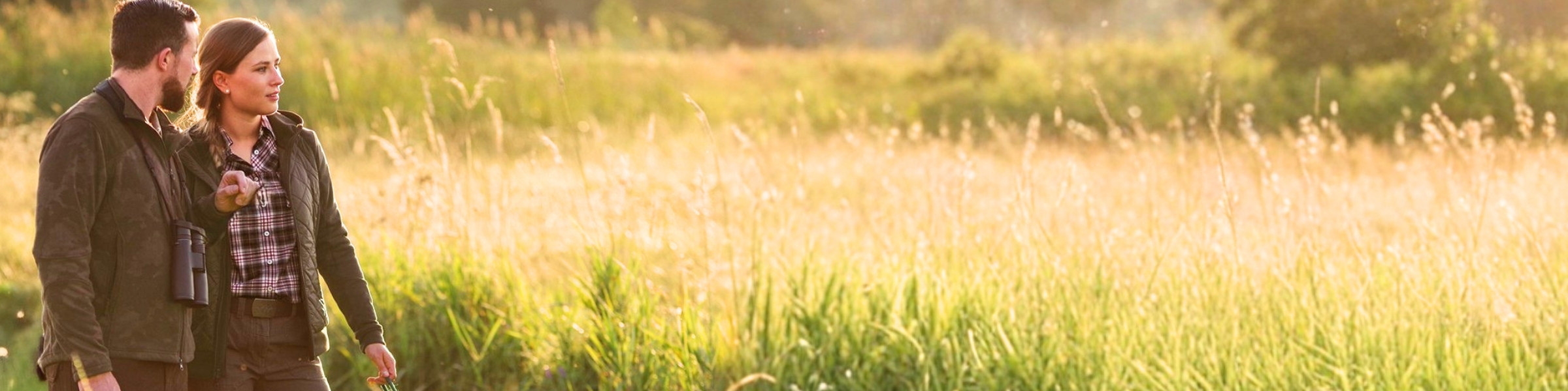 Kategoriebanner_Sommerliche-Jagdtage_Jaeger_mitJaegerin_im_Revier.jpg