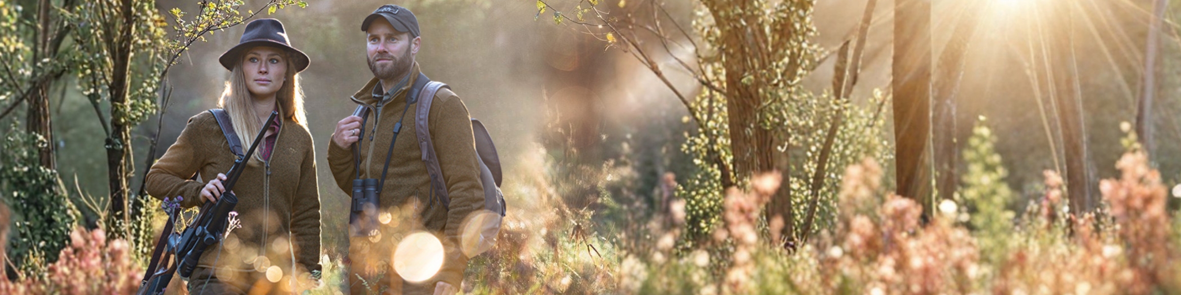 Jagdbekleidung im Angebot – Jäger und Jägerin mit funktionaler Kleidung im Revier.jpg