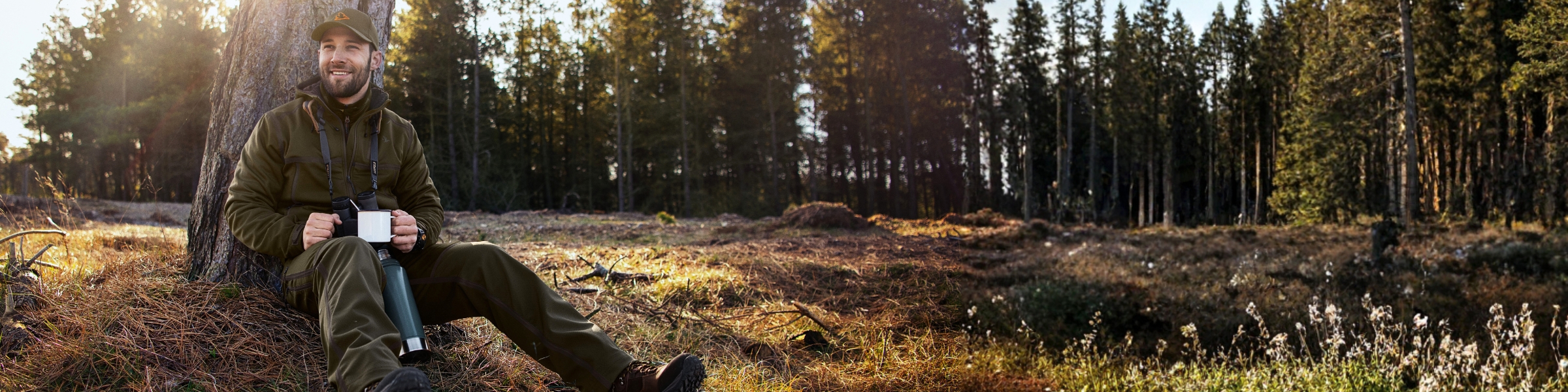 Jagd Angebote Frühjahr – Jäger beim Ansitz im Revier mit Fernglas.jpg