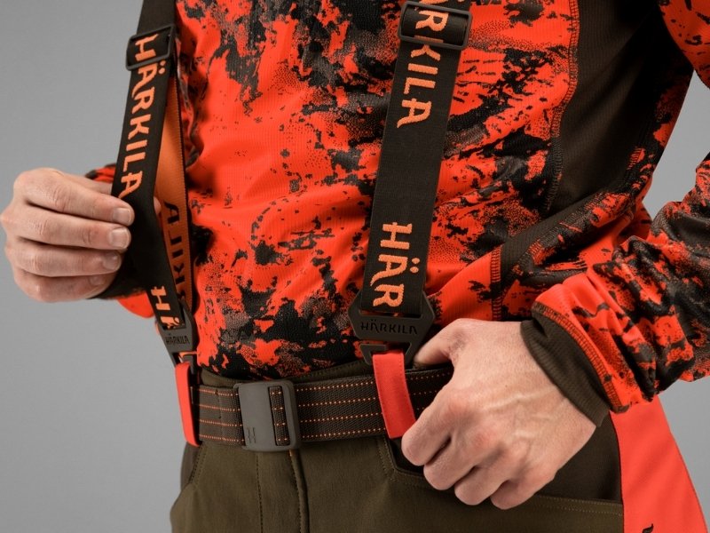 Jäger mit orangefarbenen Härkila Hosenträgern und Jagdgürtel