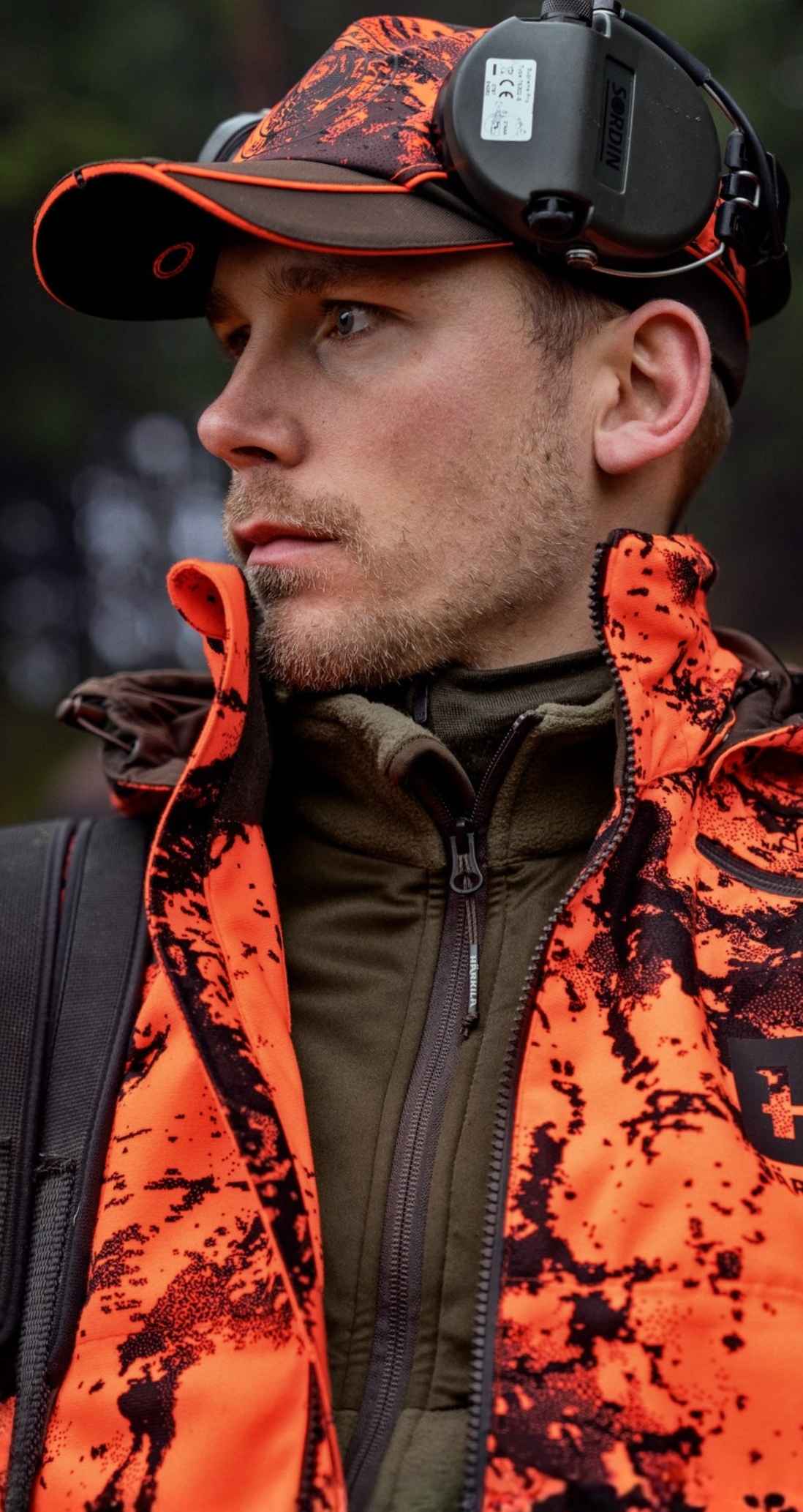 Jäger mit Signaljacke und wärmender Zwischenschicht
