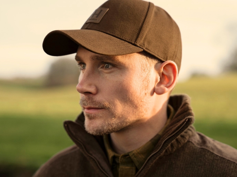 Sommer_Caps_Huete_Jaeger_mit_Cap_im_Sommer.jpg