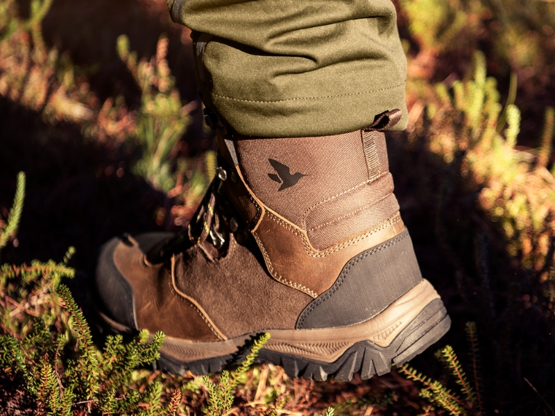 Sommer_Jagdschuhe_Schuh_im_Revier_auf_Boden_im_Bewuchs.jpg