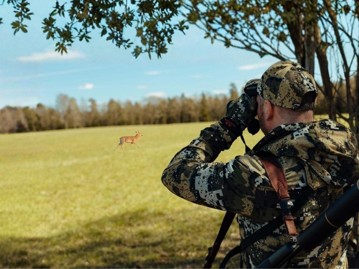 Jäger bei der Blattjagd auf einer Wiese