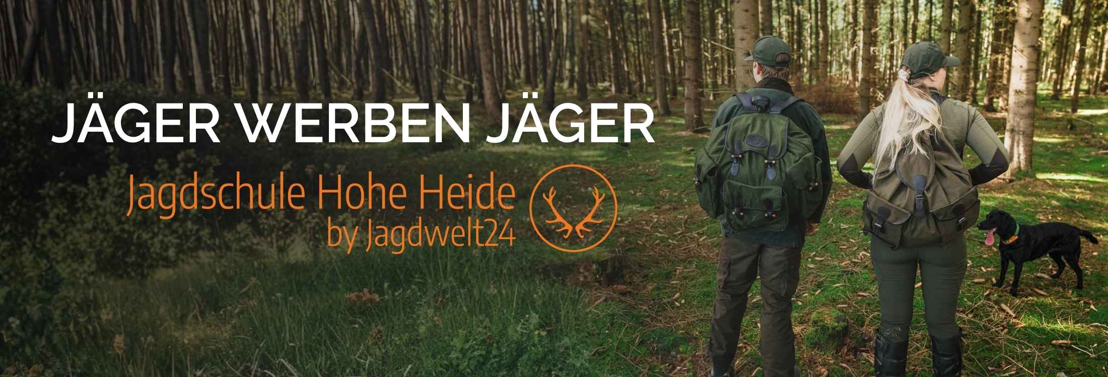 Jägerin und Jäger mit Jagdhund gemeinsam im Wald