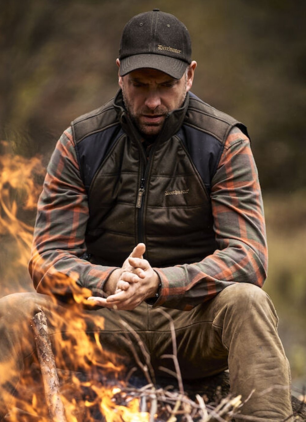 Jäger in robuster Deerhunter Jagdbekleidung